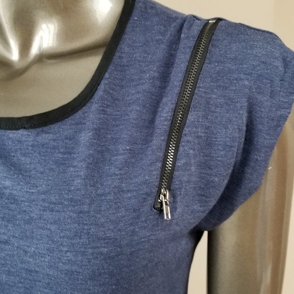 Blue top with zippers on shoulder - Picture 3 of 4